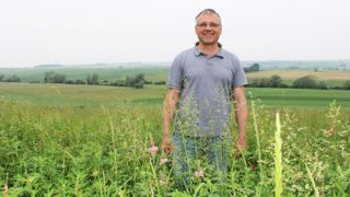 Florent Dory, dans la parcelle trèfle-luzerne-sainfoin. Le mélange de légumineuses fourragères reste en place trois ou quatre ans, puis est retourné pour être suivi d’un blé. © D. Péronne Florent Dory, dans la parcelle trèfle-luzerne-sainfoin. Le mélange de légumineuses fourragères reste en place trois ou quatre ans, puis est retourné pour être suivi d’un blé. © D. Péronne